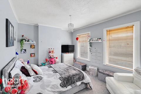 3 bedroom end of terrace house for sale, Carlton Road, London