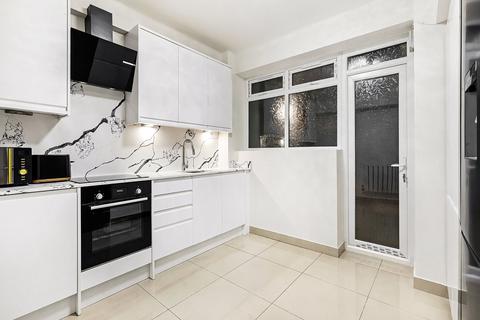 3 bedroom apartment to rent, Lancaster Gate, W2