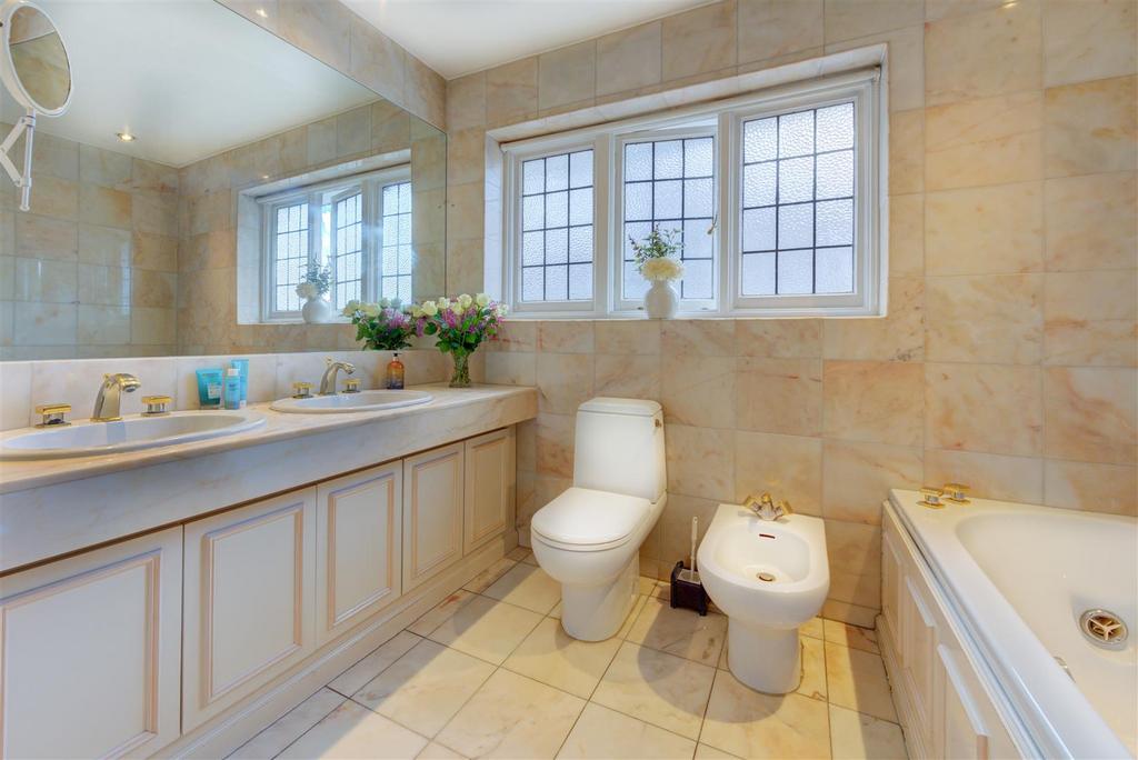 D0402 38 harman drive bath1b.jpg