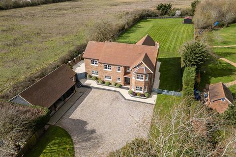 5 bedroom detached house for sale, Cleat Hill, Bedford