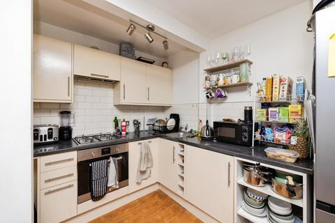 4 bedroom flat for sale, Cedars Road, London, SW4