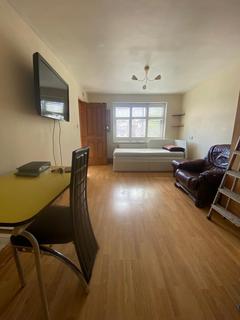 Studio to rent, Ilford, IG1