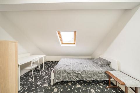 2 bedroom maisonette to rent, Charterhouse Avenue, Wembley HA0