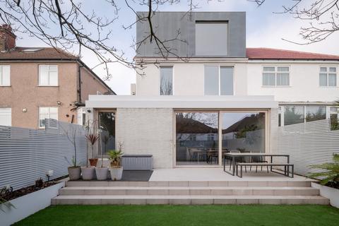 4 bedroom terraced house for sale, Dollis Hill Avenue, London NW2