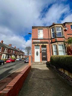 3 bedroom flat to rent, Cotterdale Avenue, Gateshead NE8