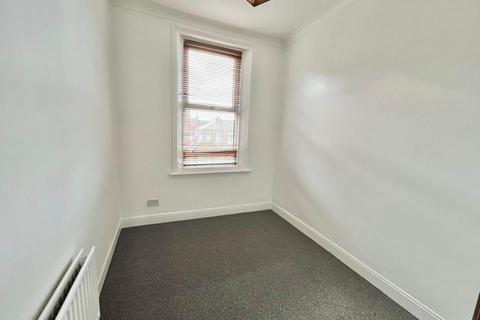 3 bedroom flat to rent, Cotterdale Avenue, Gateshead NE8