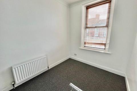 3 bedroom flat to rent, Cotterdale Avenue, Gateshead NE8