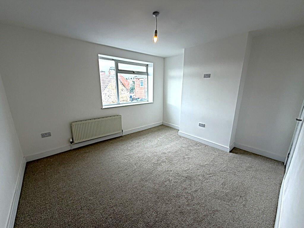 Bright, neutral double bedroom with large windo...