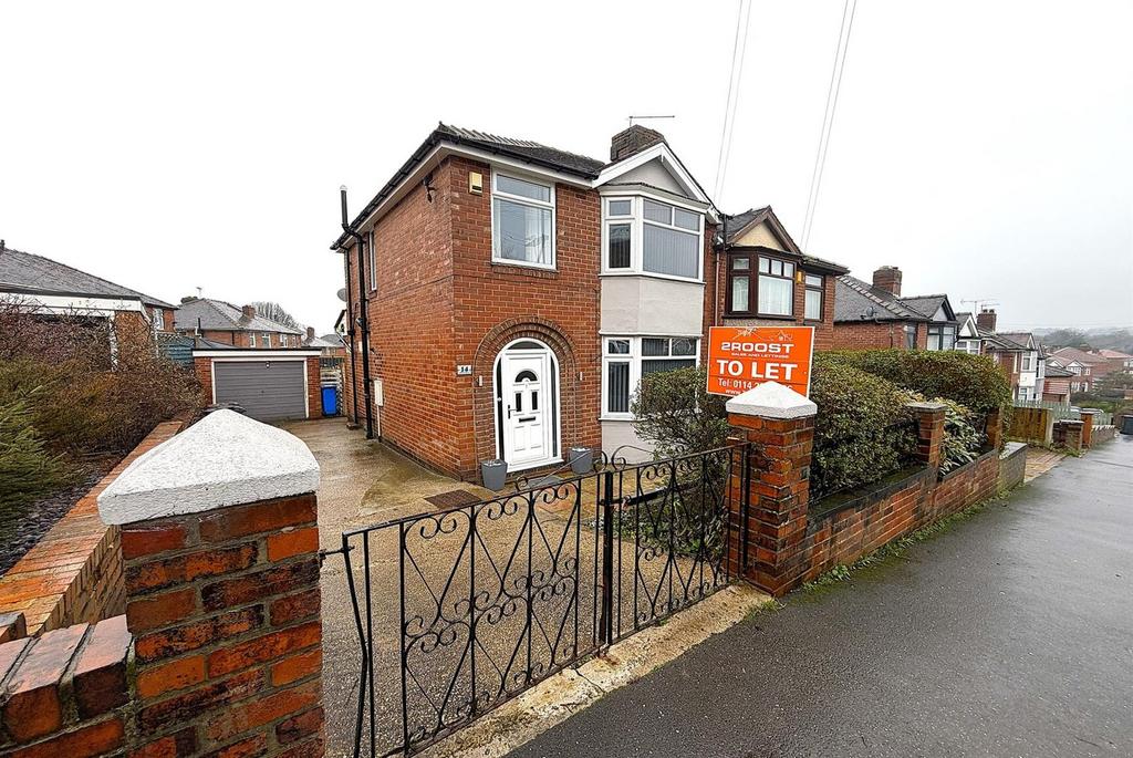 Detached house with private driveway and front ...