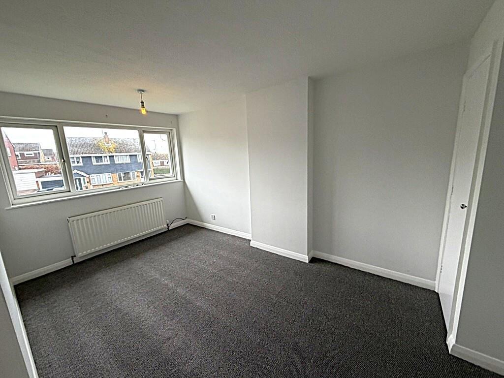 Bright, neutral double bedroom with large windo...
