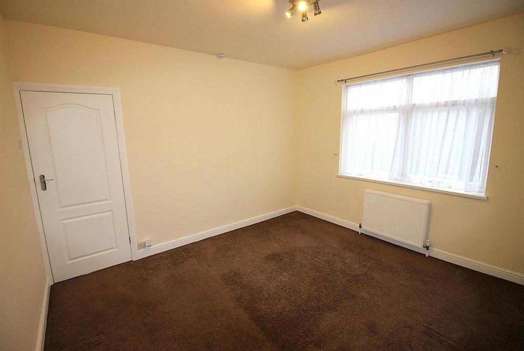 Bright double bedroom with large window and neu...