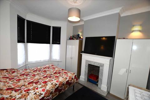 2 bedroom house for sale, Huxley Road, London