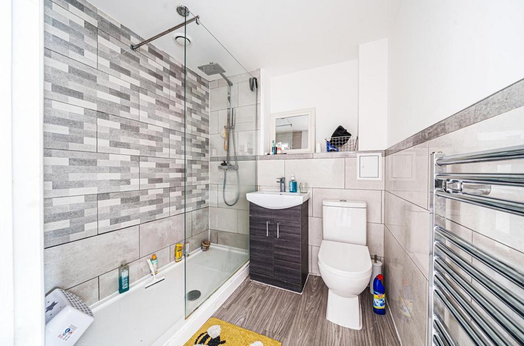 Davidson Frost-Wellings, DFW, Luton, Shower Room.j
