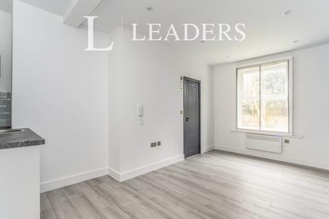1 bedroom detached house to rent, Spurlings Road, PO17