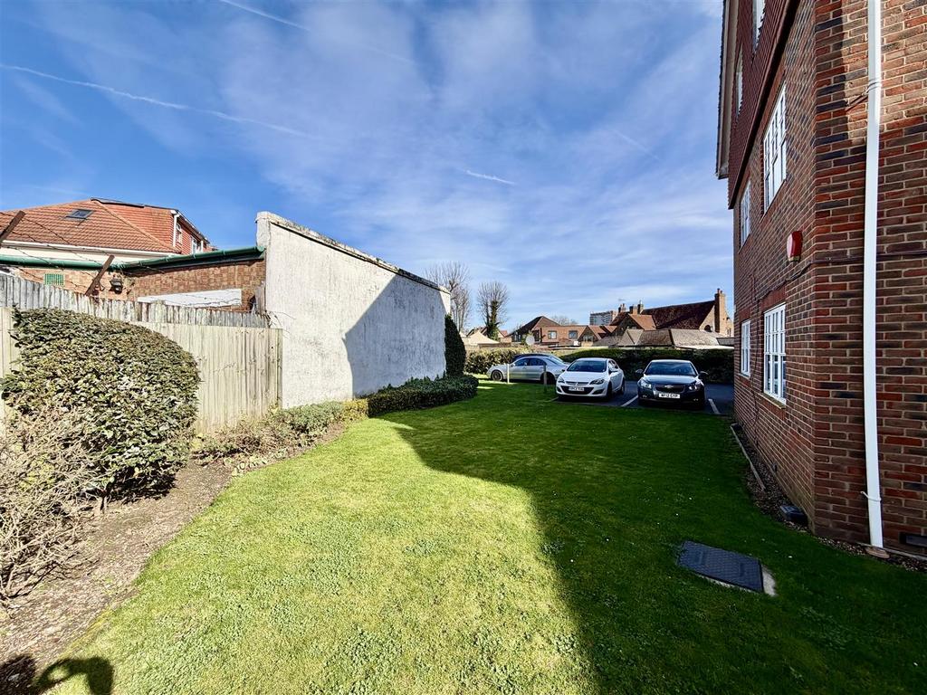 Communal Garden & Parking