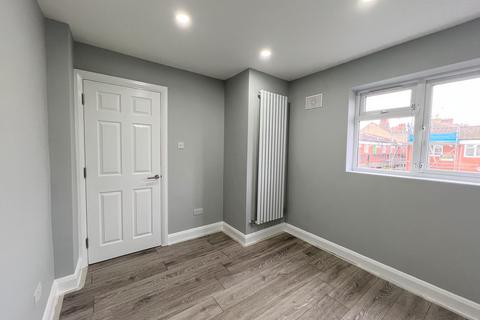 2 bedroom flat to rent, Desborough Court, London SE25
