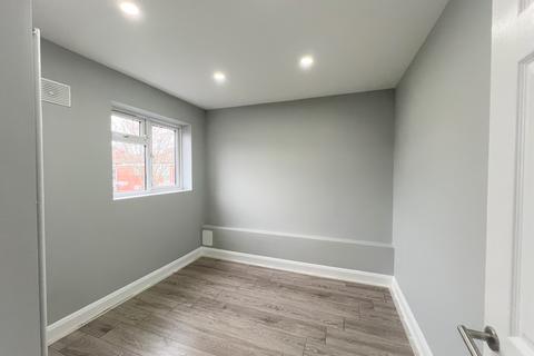 2 bedroom flat to rent, Desborough Court, London SE25