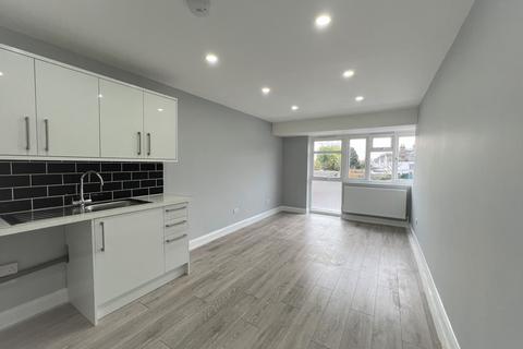 2 bedroom flat to rent, Desborough Court, London SE25