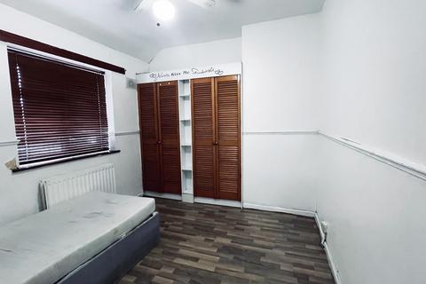 2 bedroom terraced house to rent, Valence Avenue, Dagenham, RM8