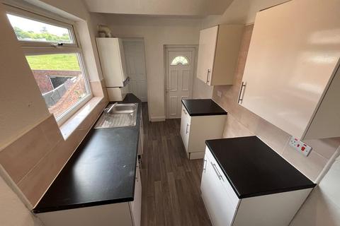 3 bedroom flat to rent, Bensham Crecent NE8