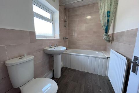 3 bedroom flat to rent, Bensham Crecent NE8