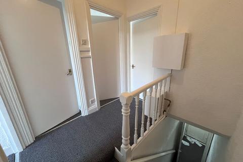 3 bedroom flat to rent, Bensham Crecent NE8