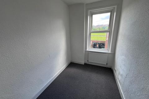 3 bedroom flat to rent, Bensham Crecent NE8