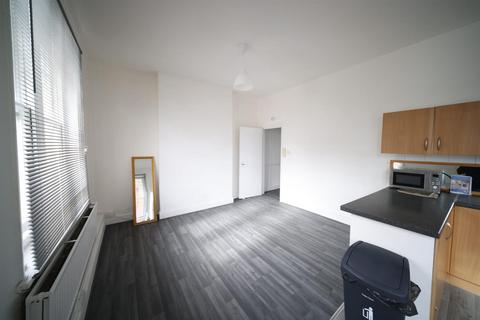 1 bedroom apartment to rent, Grand Parade, Green Lanes, London
