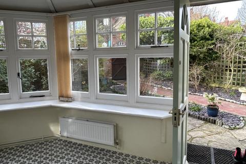 2 bedroom flat to rent, 1 MIlnthorpe Road, Meads