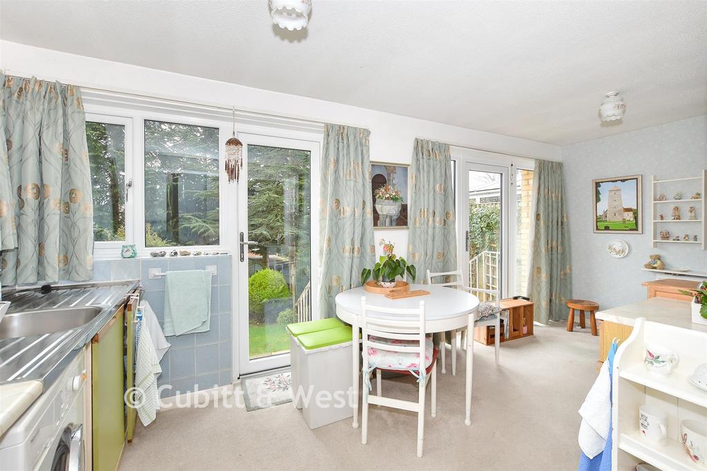 Kitchen/ Breakfast Area