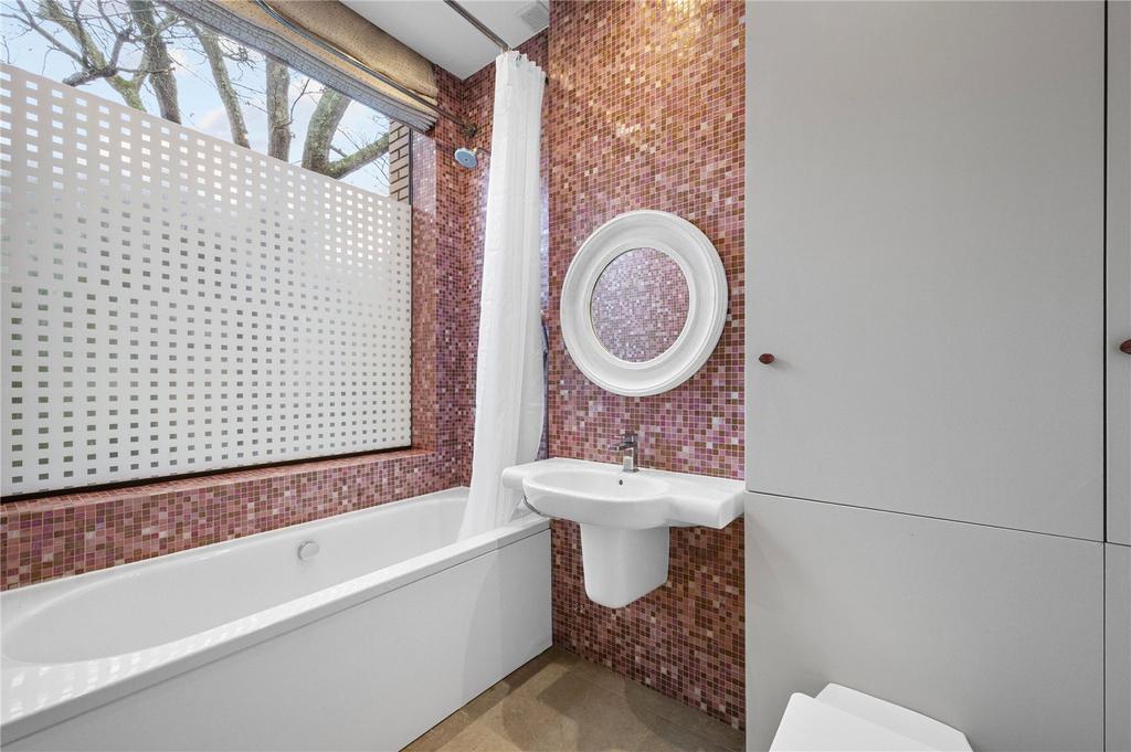 Ensuite Bathroom 2