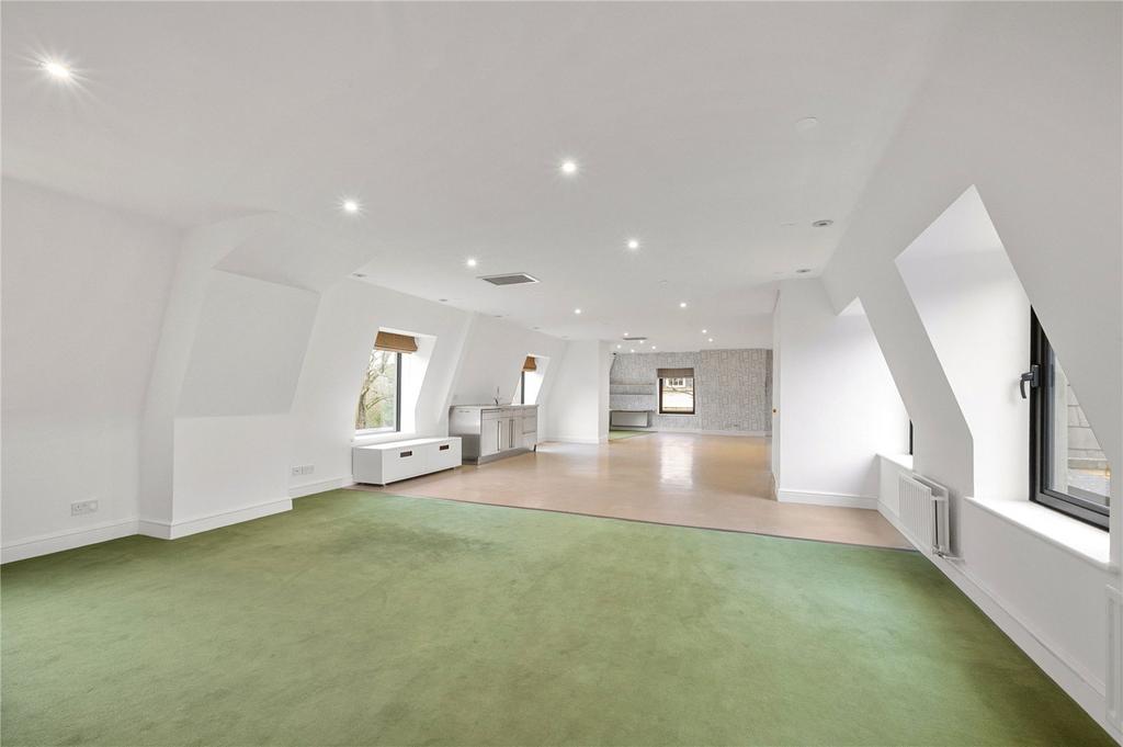 Playroom/Sitting Rm
