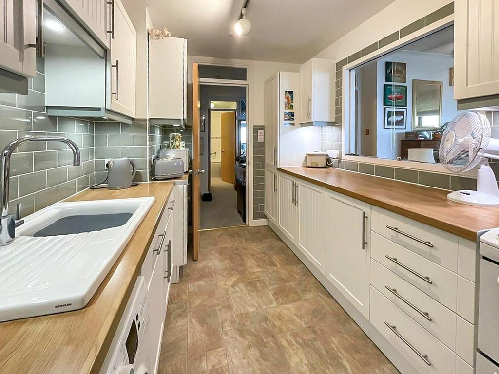 Kitchen 2.jpg