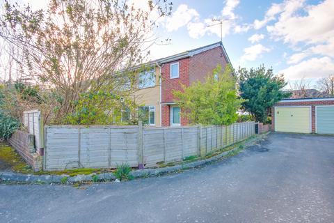 2 bedroom ground floor maisonette for sale, WEST END! SHARE OF FREEHOLD! CHAIN FREE!