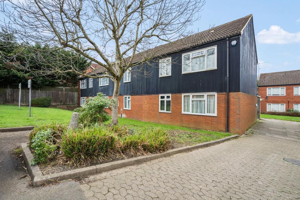 Detached house exterior, driveway