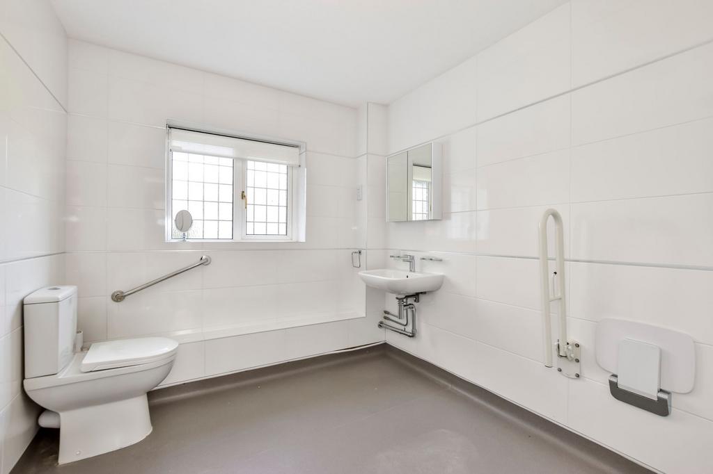 Ensuite wet room to master bedroom