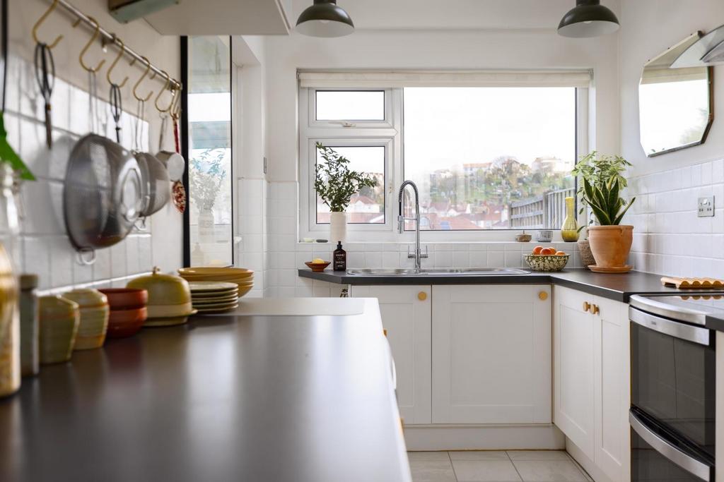 154 Sylvia Ave-17.jpg