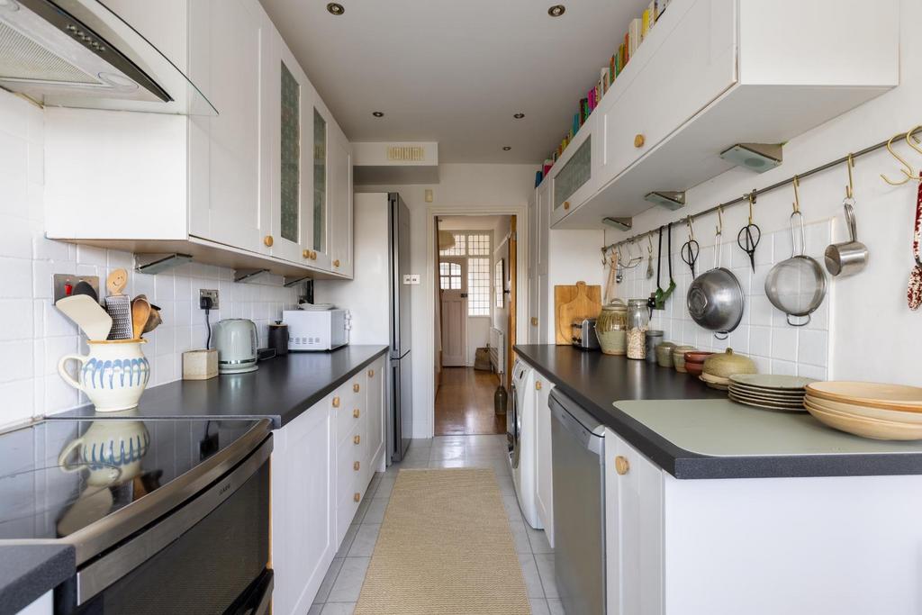 154 Sylvia Ave-18.jpg