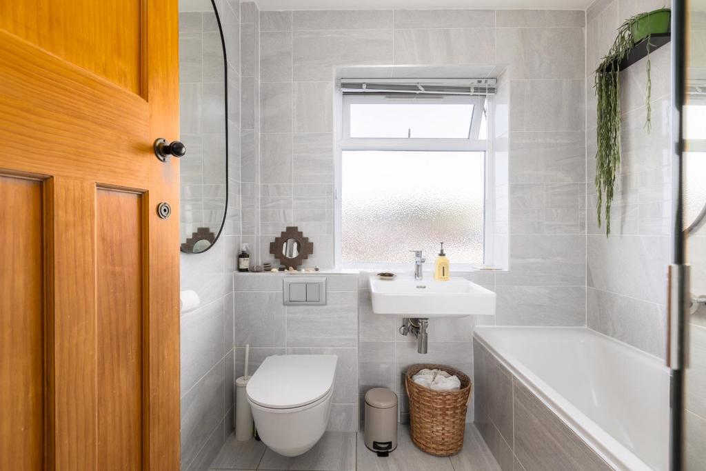 154 Sylvia Ave-19.jpg