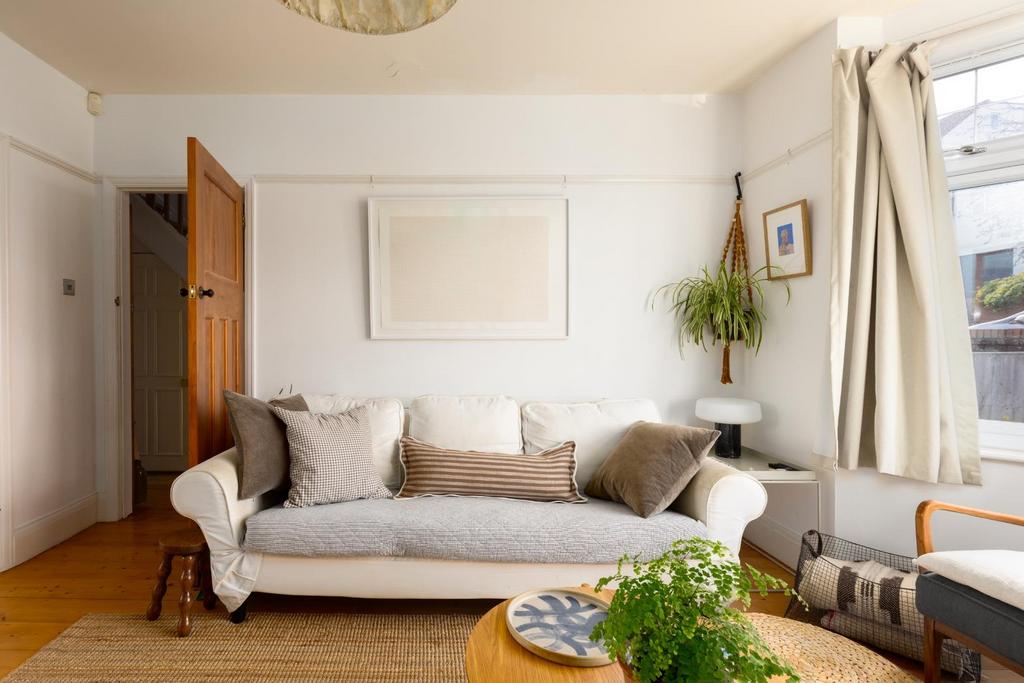 154 Sylvia Ave-4.jpg