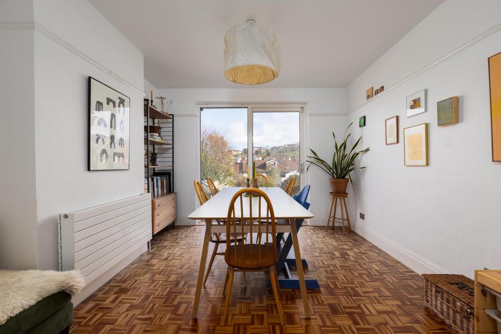 154 Sylvia Ave-6.jpg