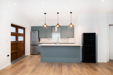 2 bedroom flat for sale, Elm Grove, London SW19