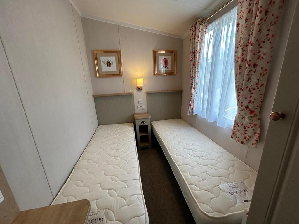 Bed 2.jpg