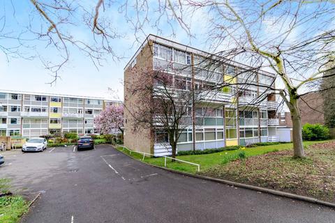 2 bedroom flat to rent, South View Court, Woking, GU22