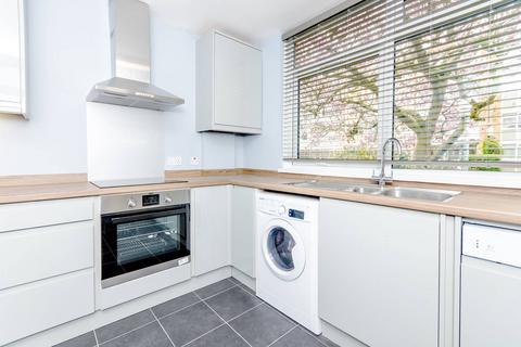 2 bedroom flat to rent, South View Court, Woking, GU22