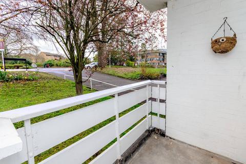 2 bedroom flat to rent, South View Court, Woking, GU22