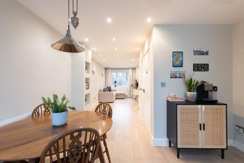 3 bedroom property for sale, Flora Mews, London SE18