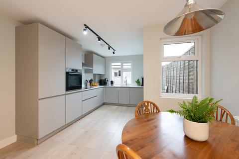 3 bedroom property for sale, Flora Mews, London SE18