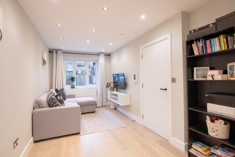 3 bedroom property for sale, Flora Mews, London SE18