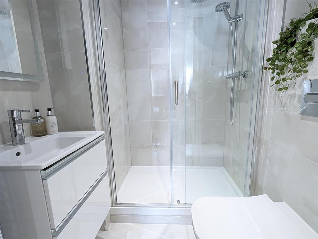 En suite shower room/wc